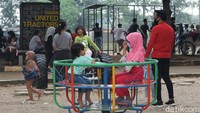 Selain berolahraga, tampak pula sejumlah anak-anak asyik bermain di kawasan Kanal Banjir Timur.