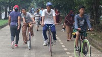Kawasan Kanal Banjir Timur yang sebelumnya sempat sepi dari aktivitas warga di masa PSBB DKI Jakarta kini kembali ramai didatangi warga yang hendak berolahraga di akhir pekan. 