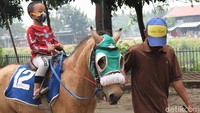 Tak sedikit pula orang tua yang mengajak anak-anak mereka ke kawasan Kanal Banjir Timur untuk bermain maupun mengisi waktu di Minggu pagi bersama keluarga.