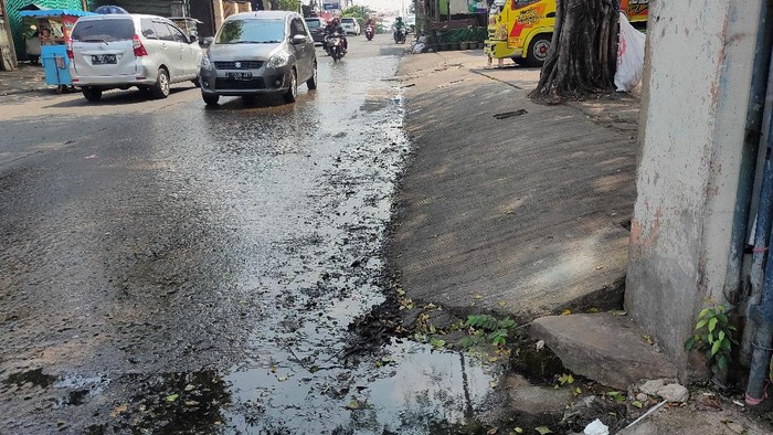 Got Mampet Bikin Bau di Kawasan Jatikramat Saluran air di kawasan Jatikramat, Bekasi, tampak becek imbas luapan air limbah. Akibatnya, bau tak sedap pun tercium saat melintasi kawasan itu.
