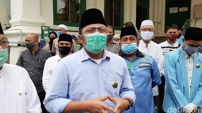 Gubernur Herman Deru usai bagi bantuan di Masjid Agung Palembang. (Raja Adil S/detikcom)