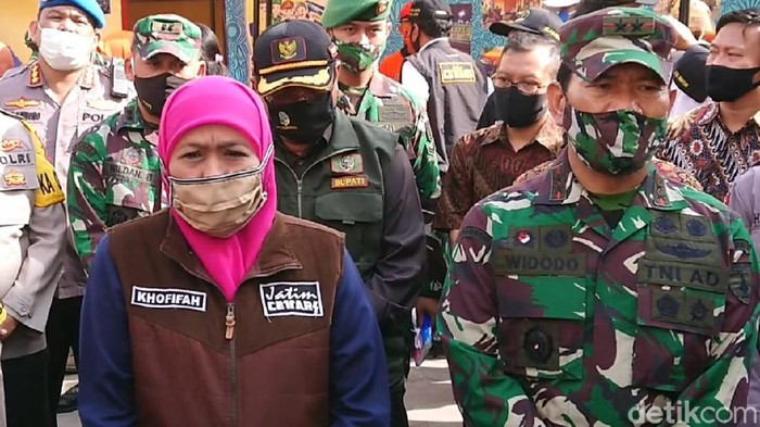 Gubernur Jawa Timur Khofifah Indar Parawansa memastikan wilayahnya masih mampu menangani pasien COVID-19. Sehingga tidak perlu dievakuasi ke Rumah Sakit Wisma Atlet Jakarta.