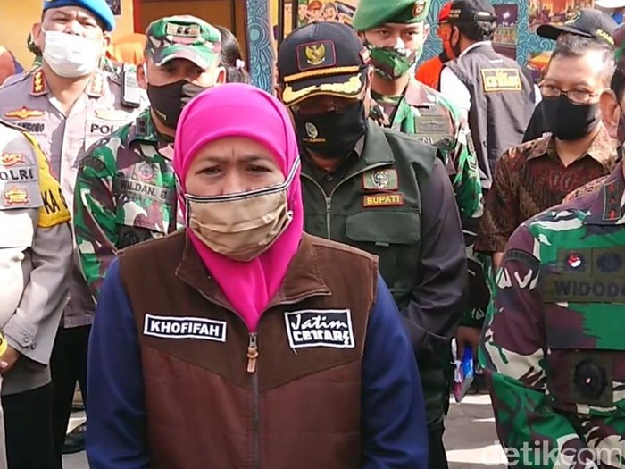 Gubernur Jawa Timur Khofifah Indar Parawansa memastikan wilayahnya masih mampu menangani pasien COVID-19. Sehingga tidak perlu dievakuasi ke Rumah Sakit Wisma Atlet Jakarta.