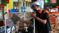 Partisi tersebut juga rutin dibersihkan oleh petugas.