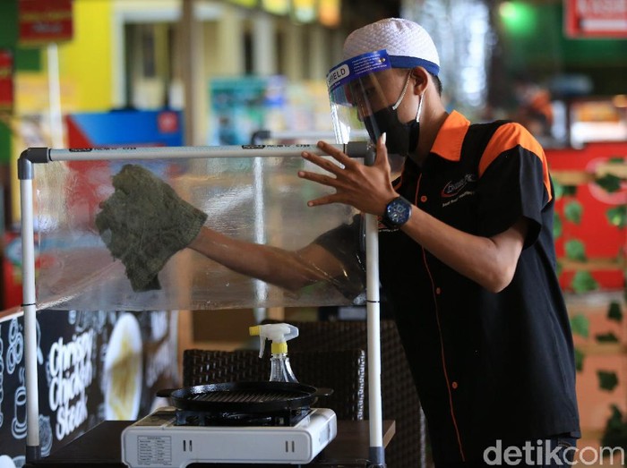 Sejumlah restoran mulai menerapkan protokol kesehatan guna bersiap hadapi new normal. Persiapan itu salah satunya dilakukan untuk cegah penyebaran COVID-19.