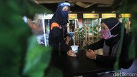 Pengunjung pun diimbau untuk mengenakan masker.