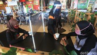 Sejumlah warga menikmati minuman di food court salah satu pusat perbelanjaan di Kota Bekasi, Jawa Barat, Minggu (7/6/2020).