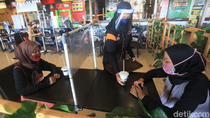 Hadapi New Normal, Restoran di Bekasi Terapkan Protokol Kesehatan Sejumlah restoran mulai menerapkan protokol kesehatan guna bersiap hadapi new normal. Persiapan itu salah satunya dilakukan untuk cegah penyebaran COVID-19.