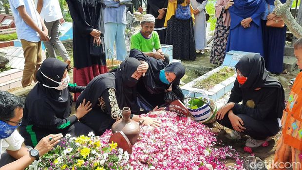 Istri Kapten Fredy korban heli jatuh di Kendal terus memeluk pusara suaminya