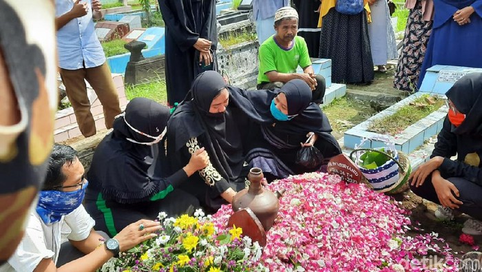 Istri Kapten Fredy korban heli jatuh di Kendal terus memeluk pusara suaminya