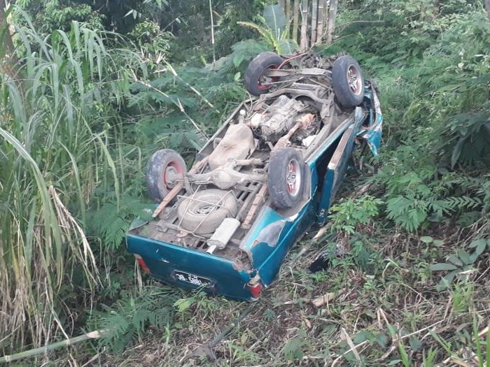 Sebuah mobil pikap menabrak pengendara sepeda motor (biker), lalu terguling ke jurang di jalur wisata Mojokerto-Batu. Kecelakaan ini mengakibatkan 4 orang terluka.