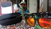 Seperti diketahui, penjualan kacamata di kawasan itu mengalami penurunan sejak diberlakukan Pembatasan Sosial Berskala Besar (PSBB) di Kota Bandung beberapa waktu lalu. Penjualan yang menurun itu disebabkan karena tidak ada pembeli yang datang imbas akses jalan menuju jalan tersebut ditutup.