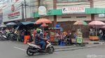 Lapak Pedagang Kacamata Eceran di Kota Bandung Ramai Pembeli
