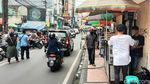 Lapak Pedagang Kacamata Eceran di Kota Bandung Ramai Pembeli