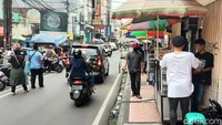 Para pedagang di kawasan itu diketahui hanya menjual frame kacamatanya saja, bila ada warga yang hendak membeli lensa untuk mata minus atau plus para pedagang itu membeli lagi di optik yang ada disepanjang jalan tersebut.