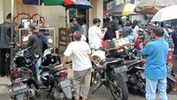 Lapak pedagang kacamata eceran di Jalan ABC, Kota Bandung, Jawa Barat, tampak ramai oleh aktivitas warga, Minggi (7/6/2020).
