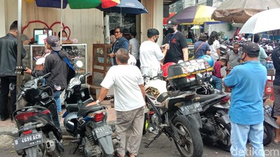 Lapak Pedagang Kacamata Eceran di  Kota Bandung Ramai Pembeli
