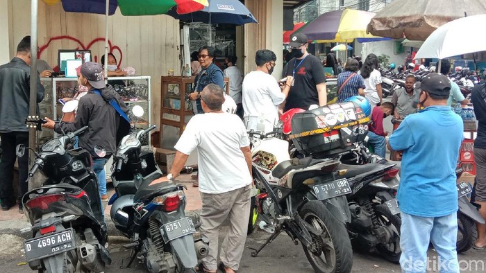Lapak pedagang kacamata eceran di Jalan ABC, Kota Bandung, ramai didatangi pembeli. Sejumlah warga memilih berbelanja di sana karena harga yang lebih terjangkau