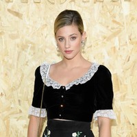 Bintang serial Riverdale, Lili Reinhart turut ambil bagian dalam aksi Black Lives Matter yang bergaung di AS. Di kesempatan yang sama, ia juga mengumumkan orientasi seksualnya. (Foto: Getty Images/Pascal Le Segretain)