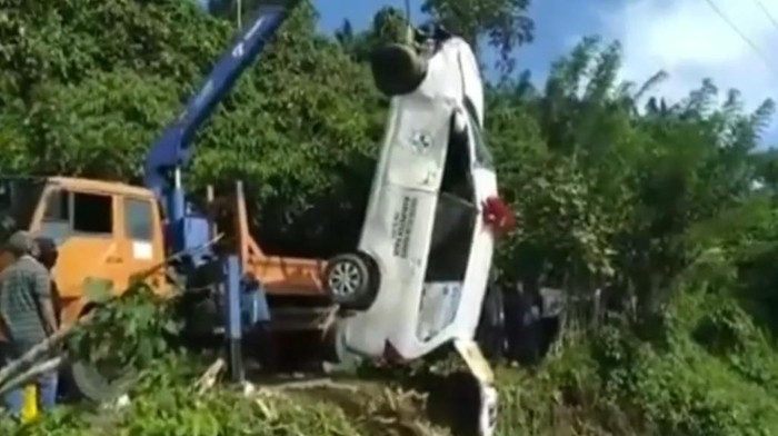 Mobil ambulans dievakuasi usai tergelincir ke parit di Bengkulu