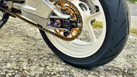 Pada area belakang, lengan ayun bawaan dilengserkan dan diganti dengan model banana swingarm berwarna metalik yang membuat tampilannya terlihat makin berisi. Makin komplet, karena sistem suspensi disuplai oleh Ohlins yang terkenal kenyamanannya.(Foto: Speedway Motorsport Centre)