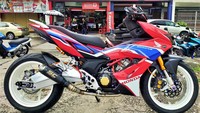 Dari sektor mesin, tidak dilakukan modifikasi yang radikal. Sang pemilik hanya menyematkan knalpot racing besutan SC Project untuk mendongkrak tenaga motor bebek bermesin 150 cc DOHC ini.(Foto: Speedway Motorsport Centre)