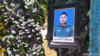 Prosesi pemakaman berlangsung khidmat dan haru. Lettu Cpn Wisnu meninggalkan istri dan seorang putri yang masih berusia 4 bulan. Karangan bunga duka cita pun berjajar di rumah duka di RT 4 RW 12 Kelurahan Tambak Aji, Semarang maupun di pemakaman.