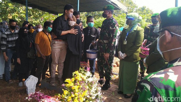 Suasana haru iringi pemakaman Lettu Cpn Wisnu Tia Aruni, korban helikopter jatuh di Kendal. Lettu Wisnu dimakamkan secara militer di TPU Kembangarum, Semarang.
