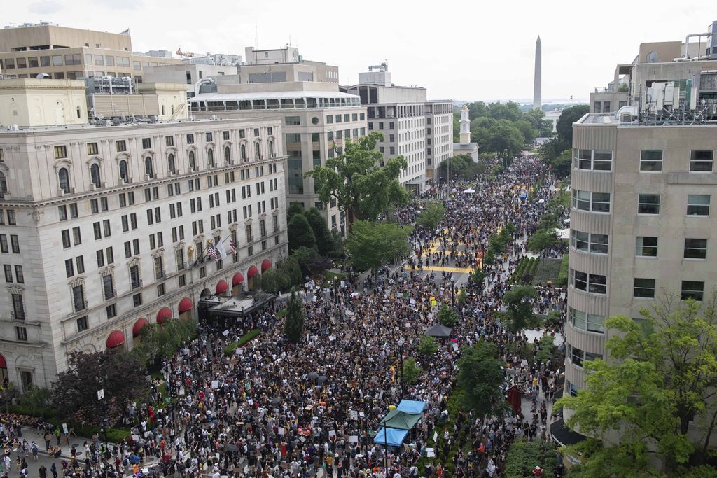Mural Raksasa Black Lives Matter di Jalan Depan White House. AP/Jacquelyn Martin