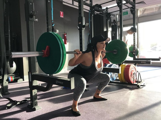 Untuk menjaga tubuhnya tetap seksi, ia rutin berolahraga. Tak tanggung-tanggung, olahraga ekstrem seperti squat dengan beban berat dilakoni Renee. (Foto: Instagram/@renee_gracie)