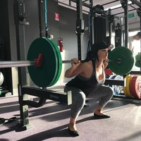 Untuk menjaga tubuhnya tetap seksi, ia rutin berolahraga. Tak tanggung-tanggung, olahraga ekstrem seperti squat dengan beban berat dilakoni Renee. (Foto: Instagram/@renee_gracie)