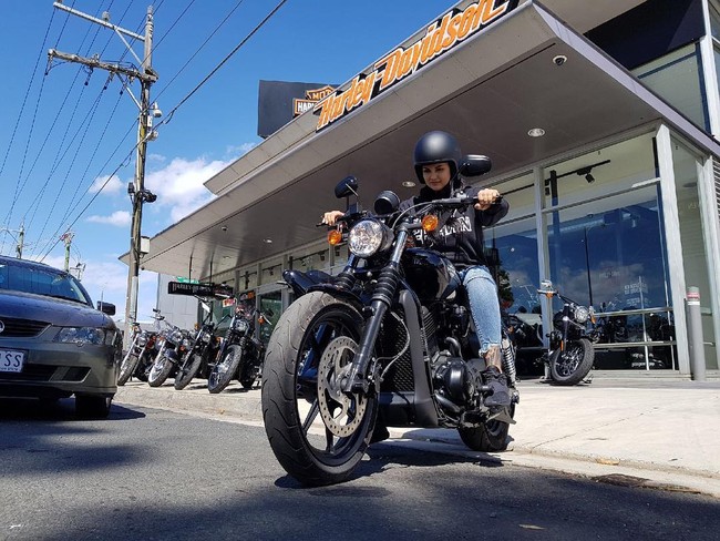 Selain hobi nyetir supercar, Renee juga menaruh ketertarikan pada moge alias motor gede. (Foto: Instagram/@renee_gracie)