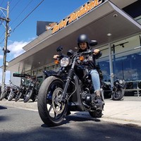 Selain hobi nyetir supercar, Renee juga menaruh ketertarikan pada moge alias motor gede. (Foto: Instagram/@renee_gracie)