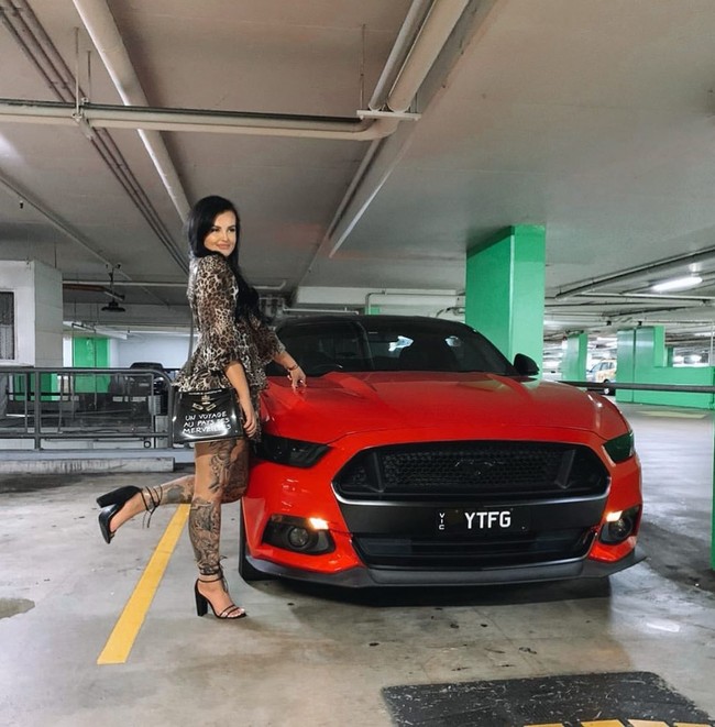 Selain foto-foto seksi, beberapa unggahan juga memperlihatkan Renee bersama mobil kesayangannya. (Foto: Instagram/@renee_gracie)