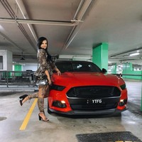 Selain foto-foto seksi, beberapa unggahan juga memperlihatkan Renee bersama mobil kesayangannya. (Foto: Instagram/@renee_gracie)