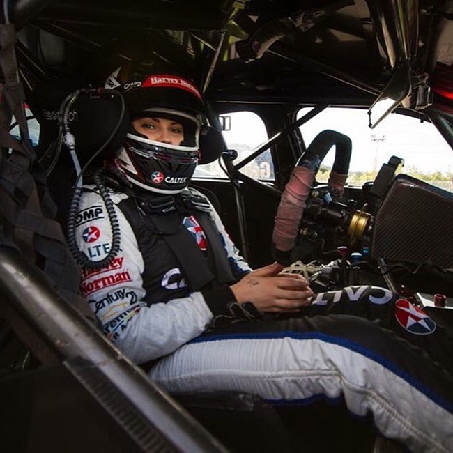 Setelah melalui kegagalan berulang kali, Renee kehalingan sponsor dan diganti dengan pebalap lain pada 2017.  Situasi tersebut lantas memaksa perempuan 25 tahun ini putar otak demi menyambung hidup. (Foto: Instagram/@renee_gracie)