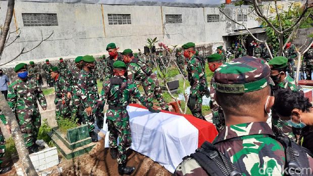 Pemakaman Kapten Fredy korban kecelakaan heli di Kendal di TPU Kolombo, Sleman