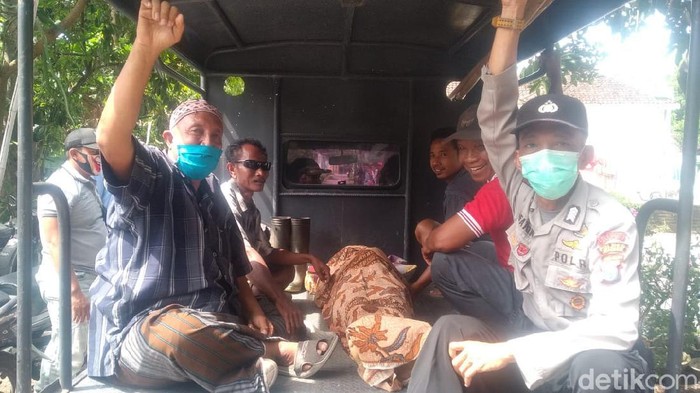 Seorang pencari kroto ditemukan tewas di saluran irigasi Dusun Maduran, Desa Tutul, Kecamatan Balung. Ia menjadi korban pembunuhan.