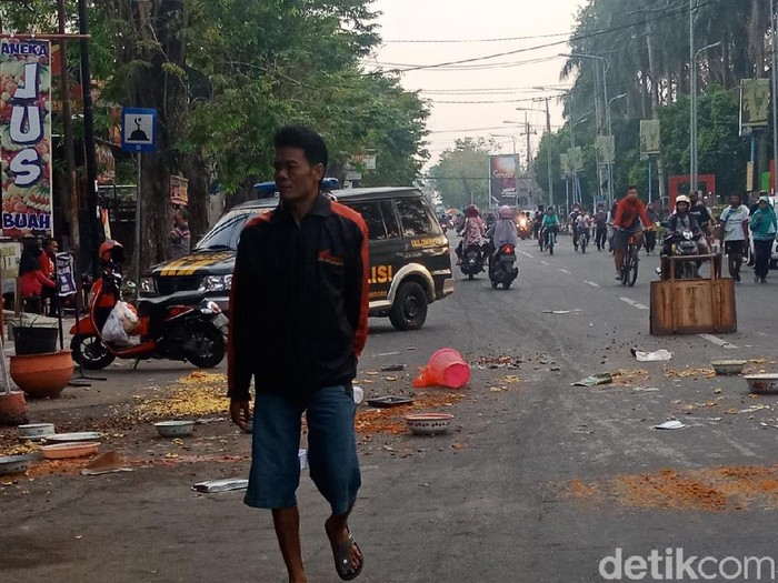 Video pedagang di sekitar Alun-alun Bojonegoro membuang makanan ke jalan beredar di media sosial. Aksi itu dilakukan saat terjadi penertiban oleh petugas Satpol PP.