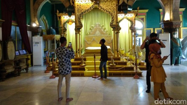 Pengunjung Istana Maimun, Medan, diperiksa suhu tubuh demi memutus mata rantai COVID-19