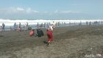 Foto: Pantai Kebumen yang Disesaki Pengunjung Tanpa Masker