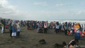 Foto: Pantai Kebumen yang Disesaki Pengunjung Tanpa Masker