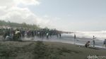 Foto: Pantai Kebumen yang Disesaki Pengunjung Tanpa Masker