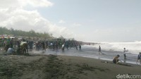 Salah satu pantai yang penuh sesak dijubeli pengunjung adalah Pantai Bocor, Desa Setrojenar, Kecamatan Buluspesantren. (Rinto Heksantoro/detikcom)