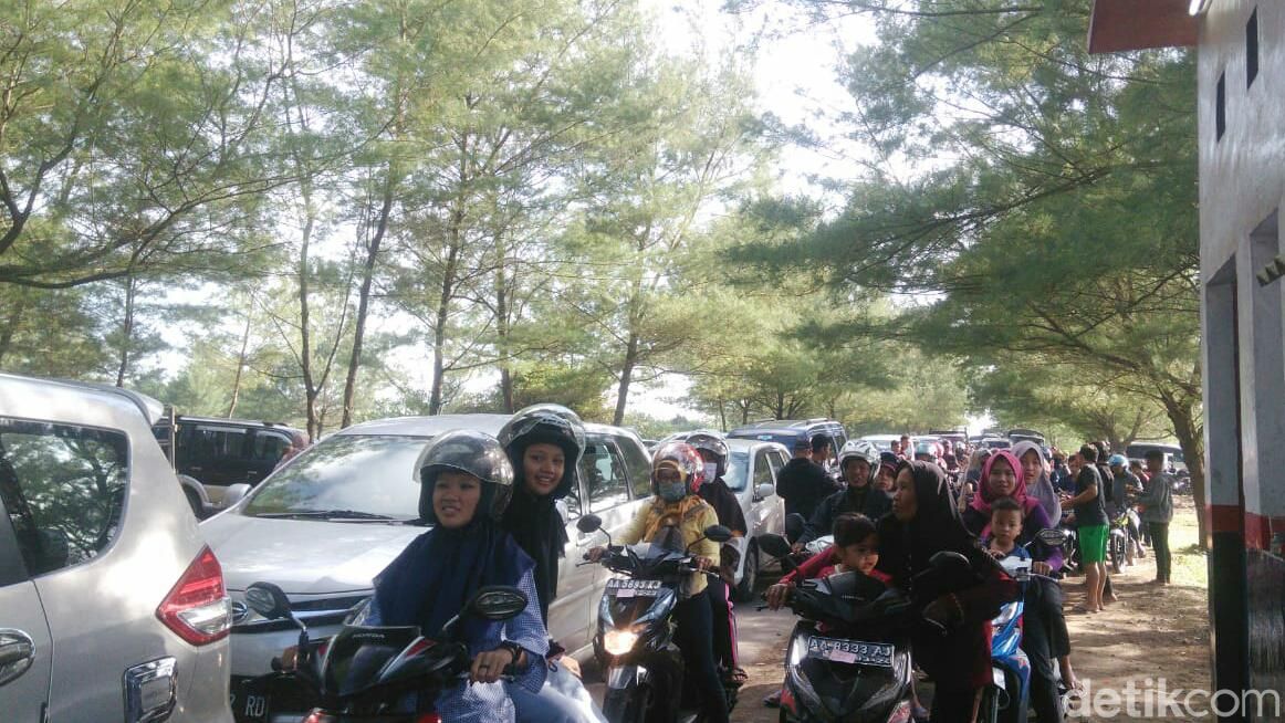 Pengunjung Padati Pantai Kebumen