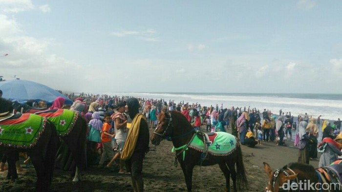Pengunjung Padati Pantai Kebumen