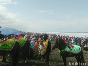 Ribuan Pengunjung Padati Pantai Kebumen, Banyak yang Gak Pakai Masker