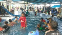 Sejak pagi, antrian panjang pengunjung mulai mengular dari pintu masuk pantai. Ribuan pengunjung yang datang dengan menggunakan mobil, sepeda motor bahkan sepeda ontel nampak berdesak-desakan untuk berebut masuk. (Rinto Heksantoro/detikcom)