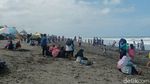 Foto: Pantai Kebumen yang Disesaki Pengunjung Tanpa Masker