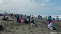 Namun sayang, para pengunjung tak mengindahkan hal tersebut, bahkan sebagian besar tak mengenakan masker. Karena belum resmi dibuka, pengunjung diminta untuk meninggalkan pantai. (Rinto Heksantoro/detikcom)